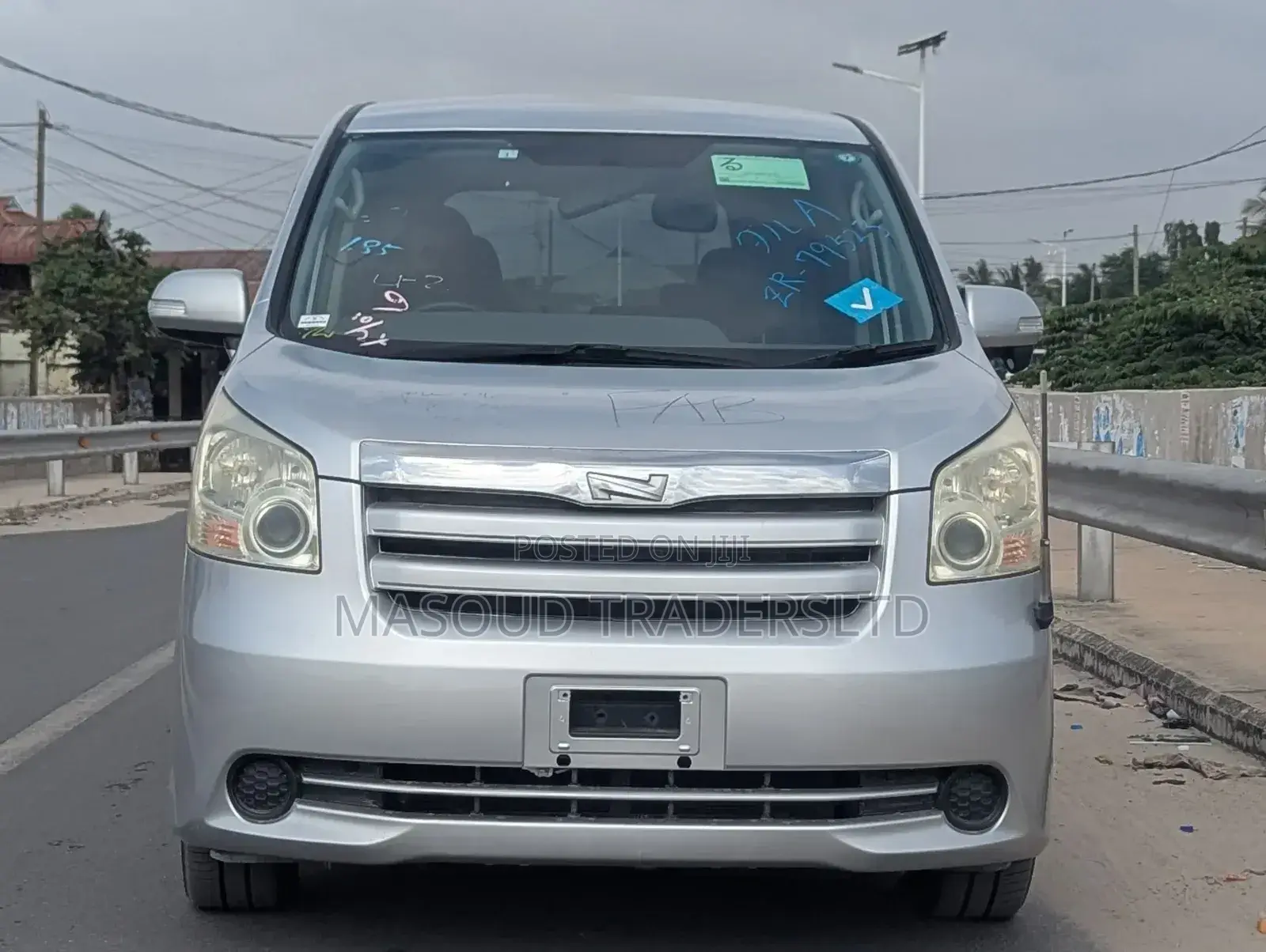Toyota Noah 2.0 143hp AWD (8 Seater) 2009 Silver