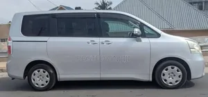 Toyota Noah 2009 Silver