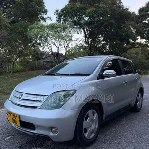 Toyota IST 2004 Silver
