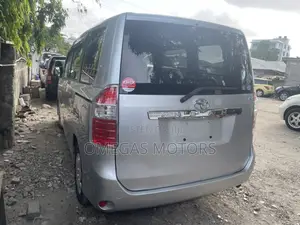 Toyota Noah 2.0 143hp FWD (7 Seater) 2009 Silver