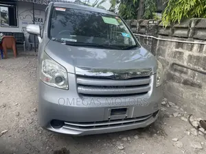 Toyota Noah 2.0 143hp FWD (7 Seater) 2009 Silver