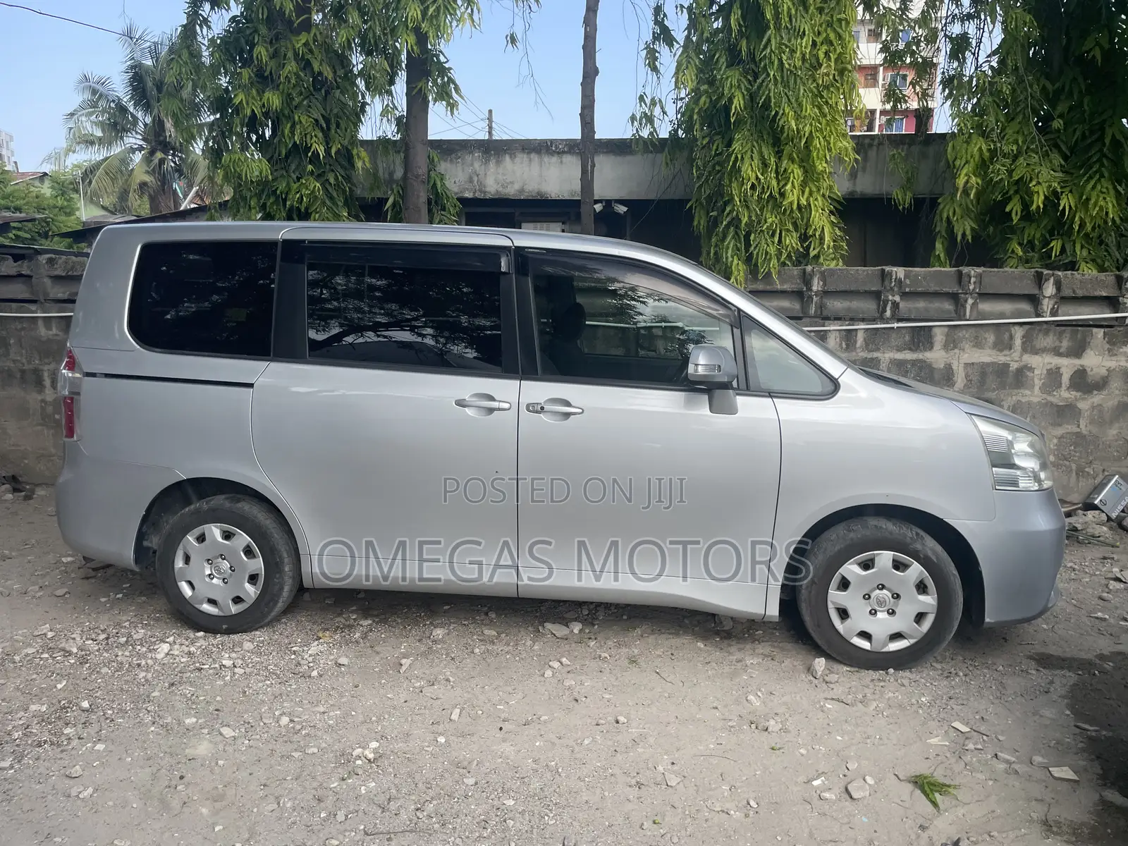 Toyota Noah 2.0 143hp FWD (7 Seater) 2009 Silver