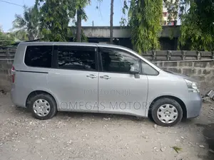 Toyota Noah 2.0 143hp FWD (7 Seater) 2009 Silver