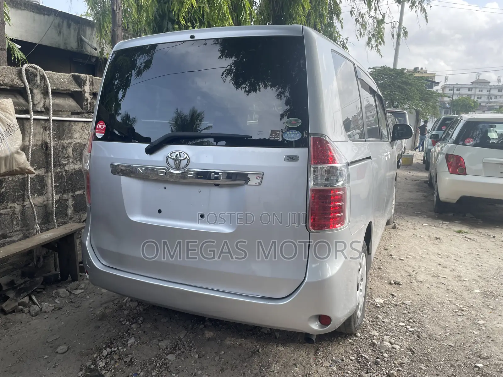 Toyota Noah 2.0 143hp FWD (7 Seater) 2009 Silver