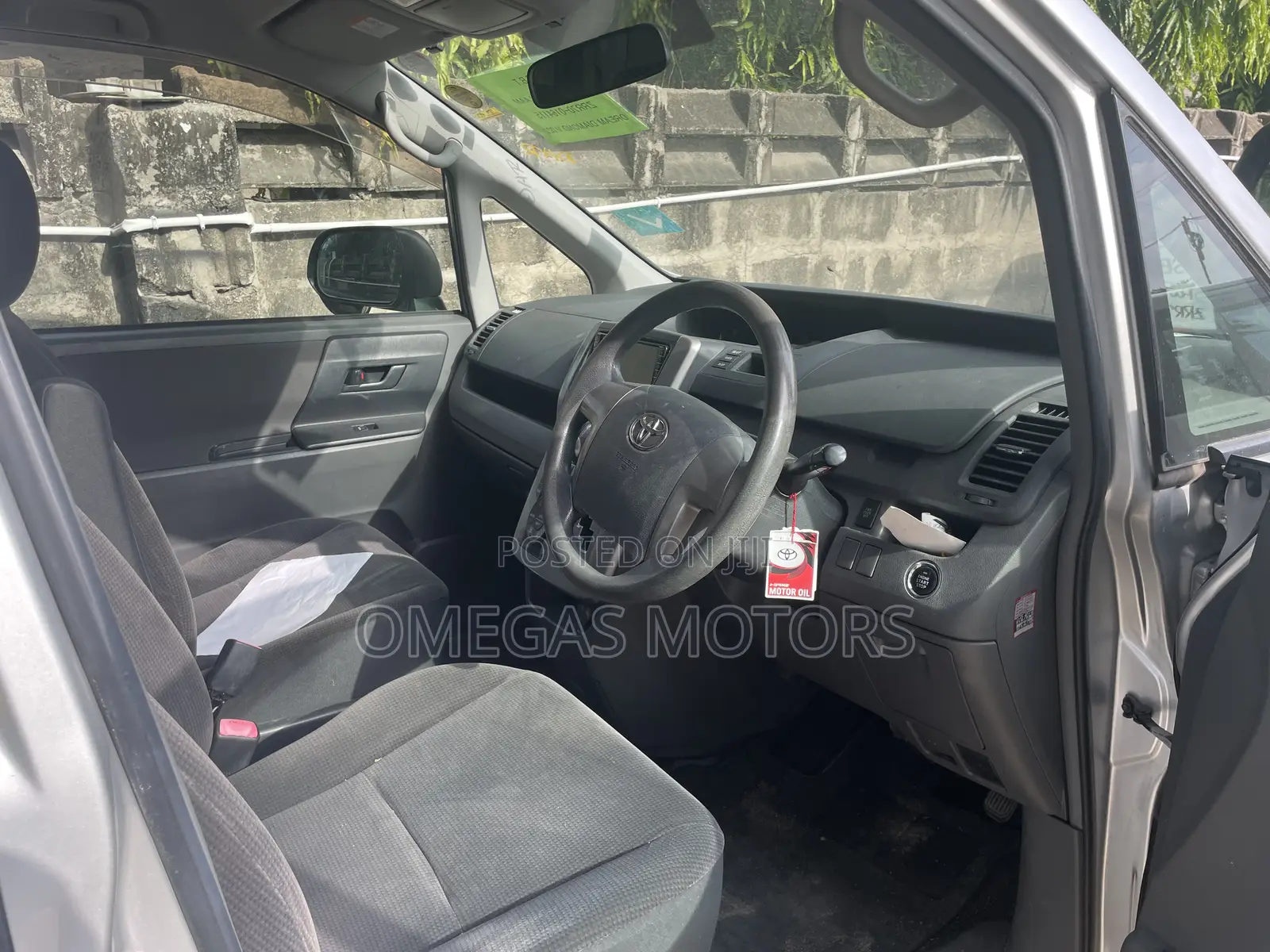 Toyota Noah 2.0 143hp FWD (7 Seater) 2009 Silver