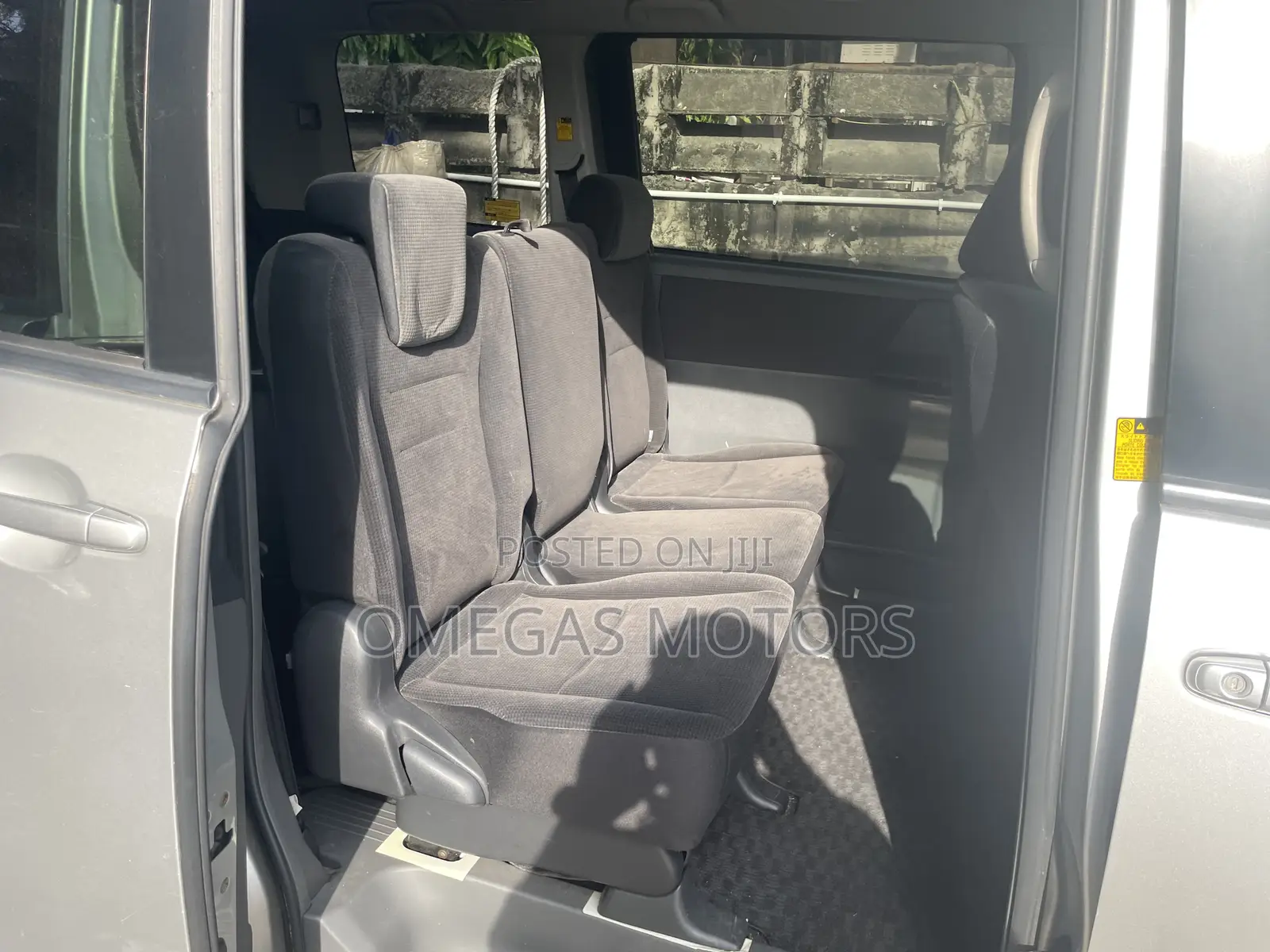 Toyota Noah 2.0 143hp FWD (7 Seater) 2009 Silver