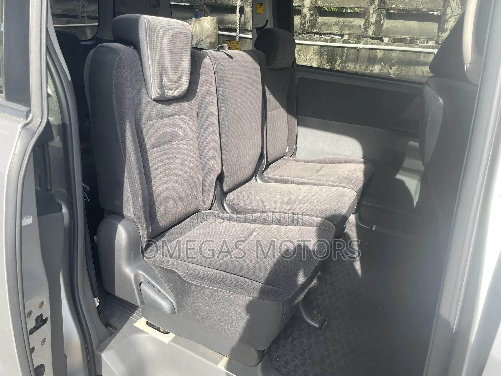 Toyota Noah 2.0 143hp FWD (7 Seater) 2009 Silver