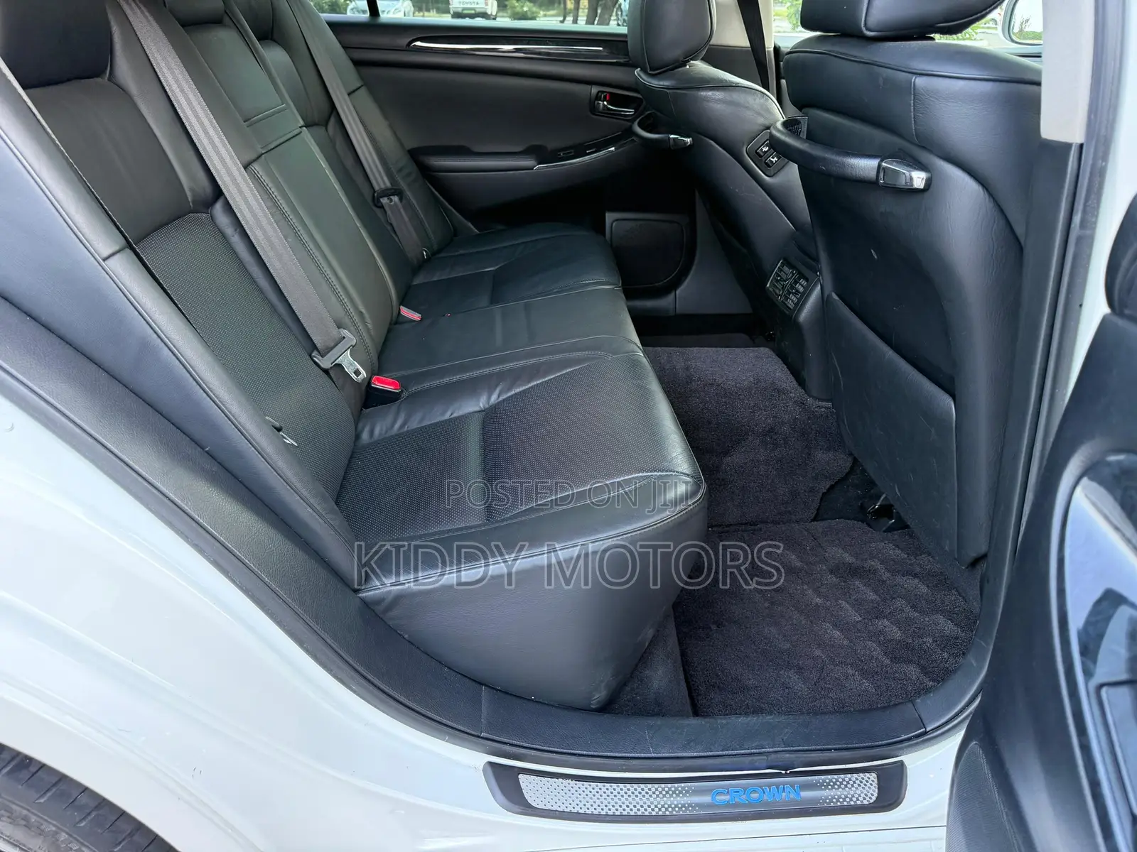 Toyota Crown Royale 2005 White