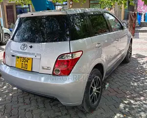Toyota IST 2004 Silver