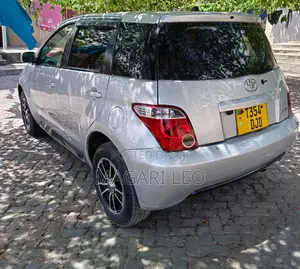 Toyota IST 2004 Silver