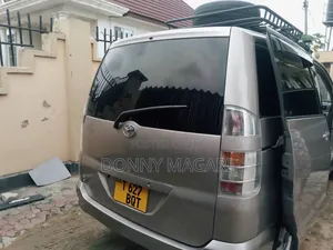 Toyota Noah 2.0 143hp AWD (7 Seater) 2008 Silver