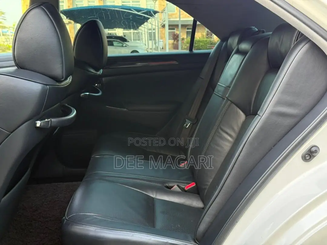 Toyota Crown 2006 White