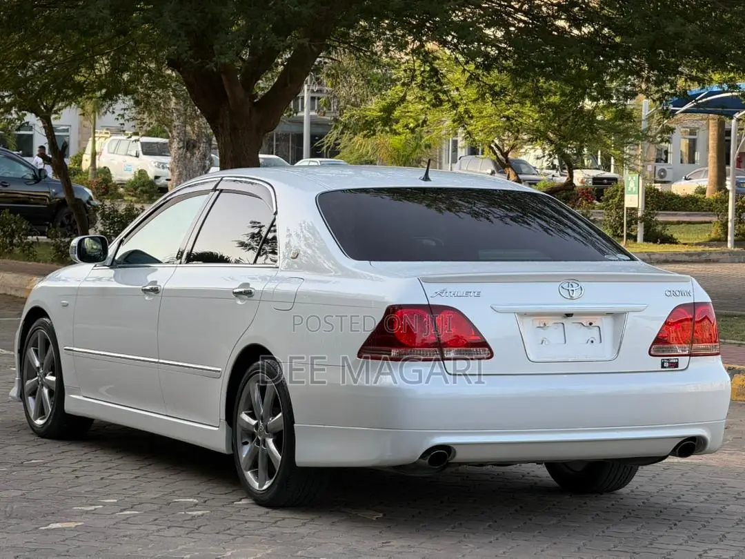 Toyota Crown 2006 White