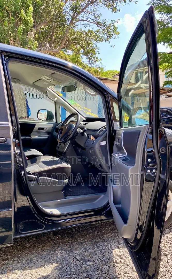 Toyota Noah 2.0 143hp AWD (8 Seater) 2009 Black
