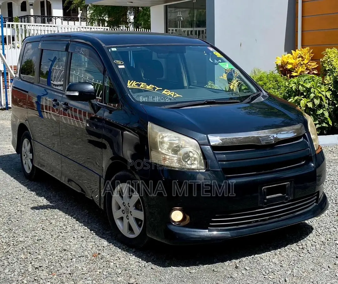Toyota Noah 2.0 143hp AWD (8 Seater) 2009 Black