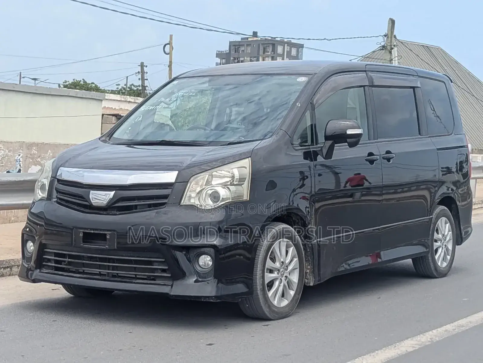 Toyota Noah 2.0 158hp AWD (7 Seater) 2012 Black