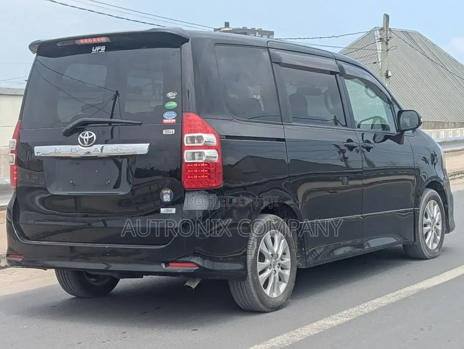 Toyota Noah 2.0 158hp AWD (7 Seater) 2012 Black