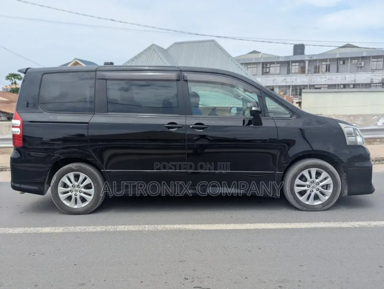 Toyota Noah 2.0 158hp AWD (7 Seater) 2012 Black