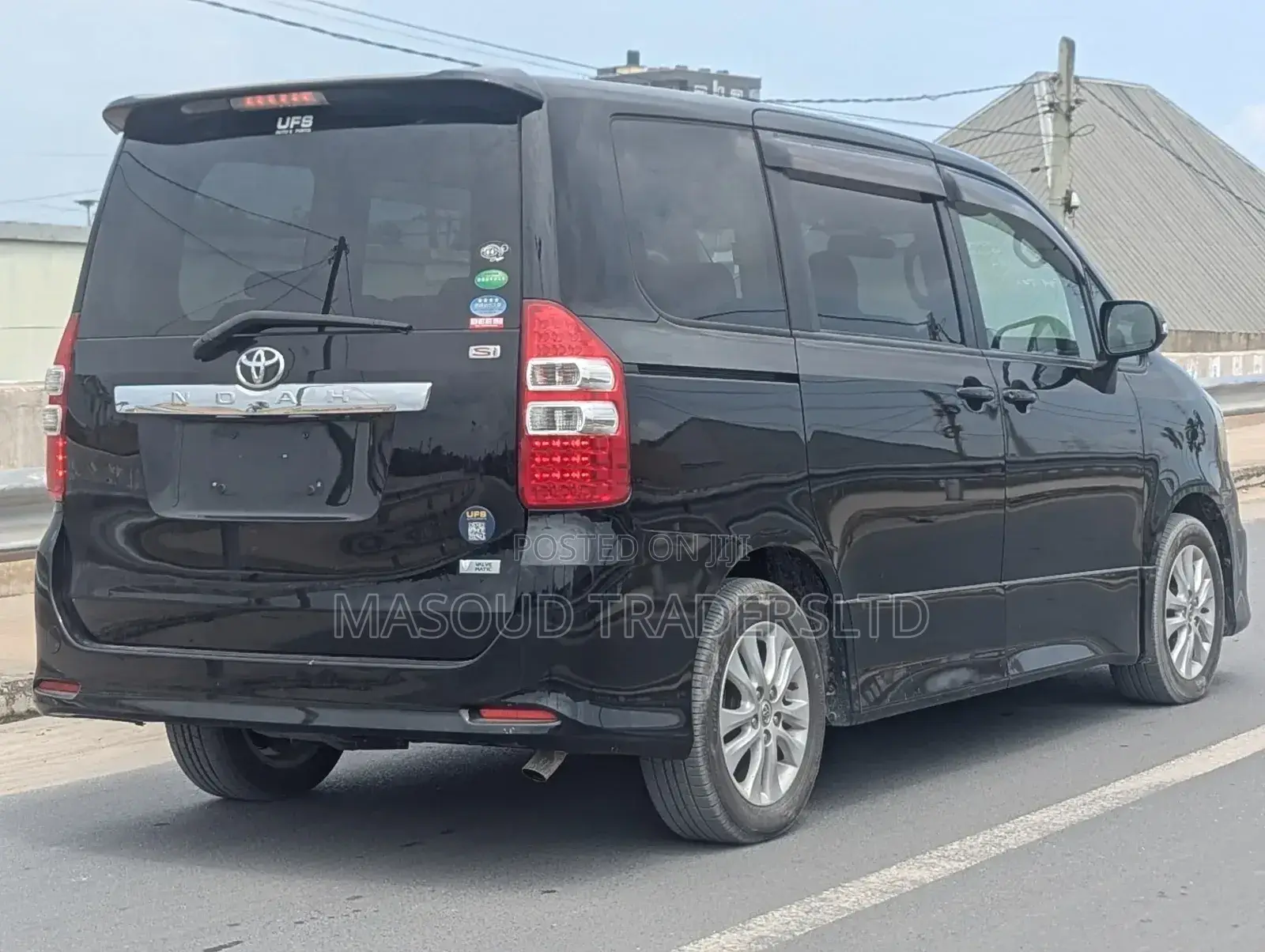 Toyota Noah 2.0 158hp AWD (7 Seater) 2012 Black