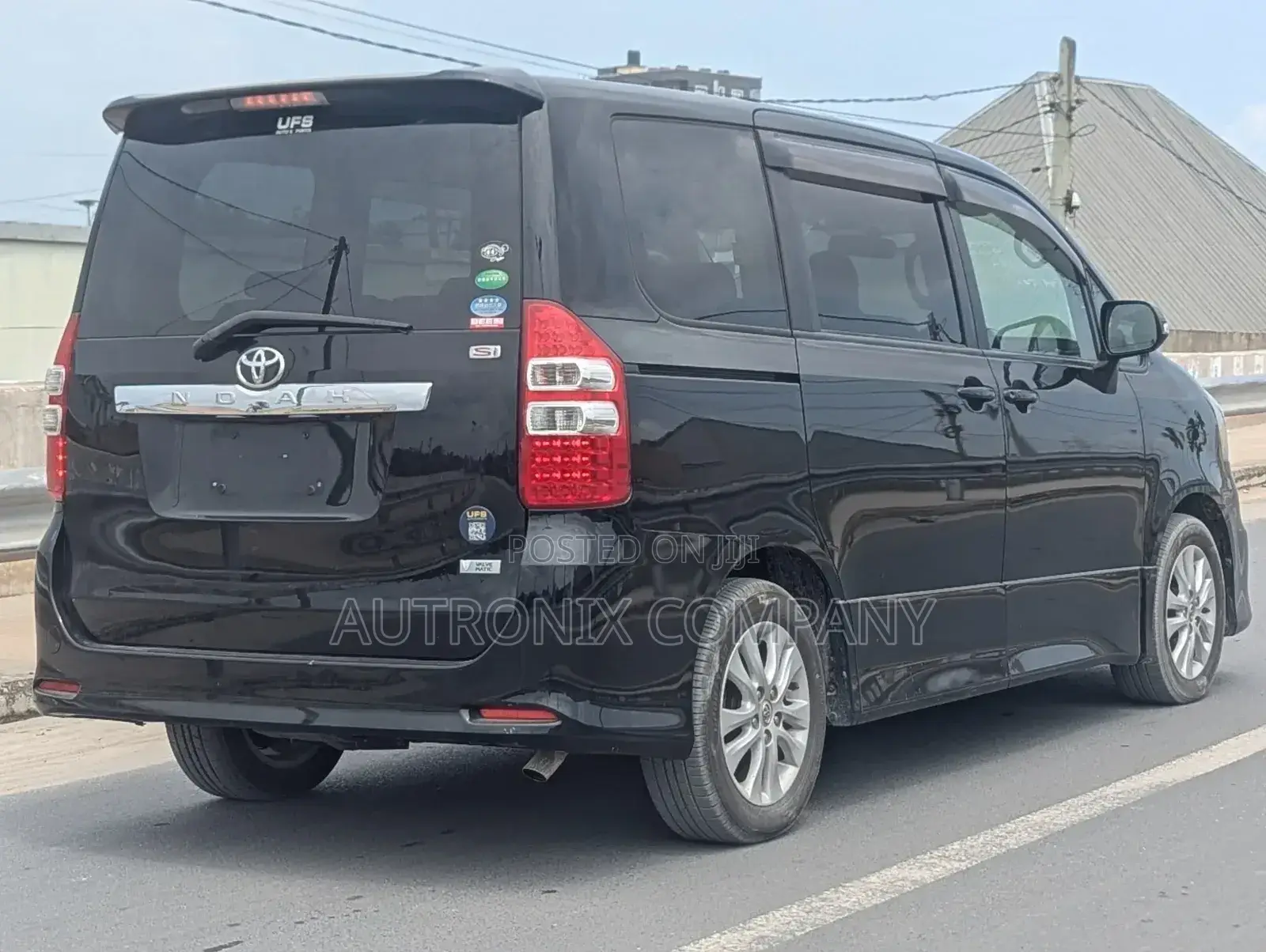Toyota Noah 2.0 158hp AWD (7 Seater) 2012 Black