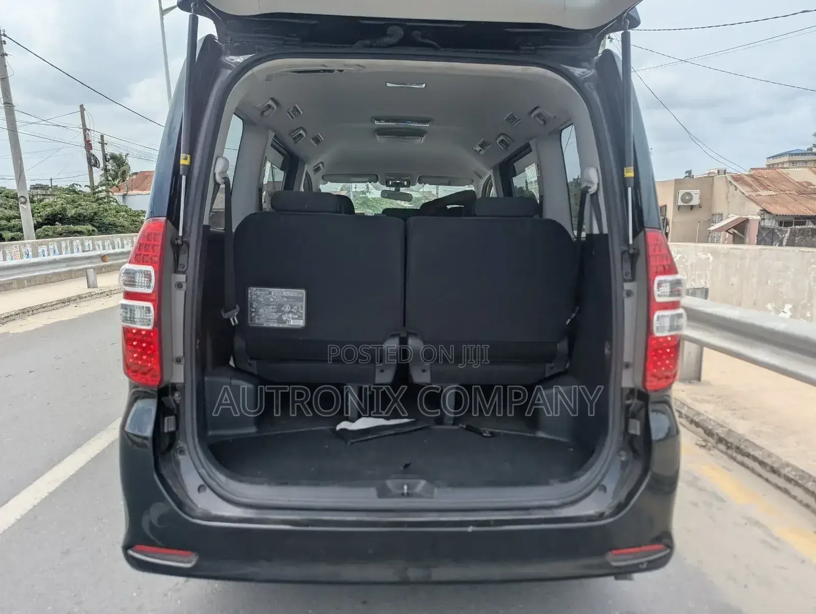 Toyota Noah 2.0 158hp AWD (7 Seater) 2012 Black