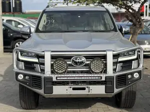Toyota Land Cruiser LC300 2024 Silver