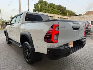 Toyota Hilux 2023 White