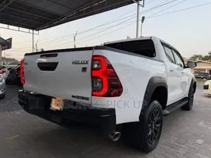 Toyota Hilux 2023 White