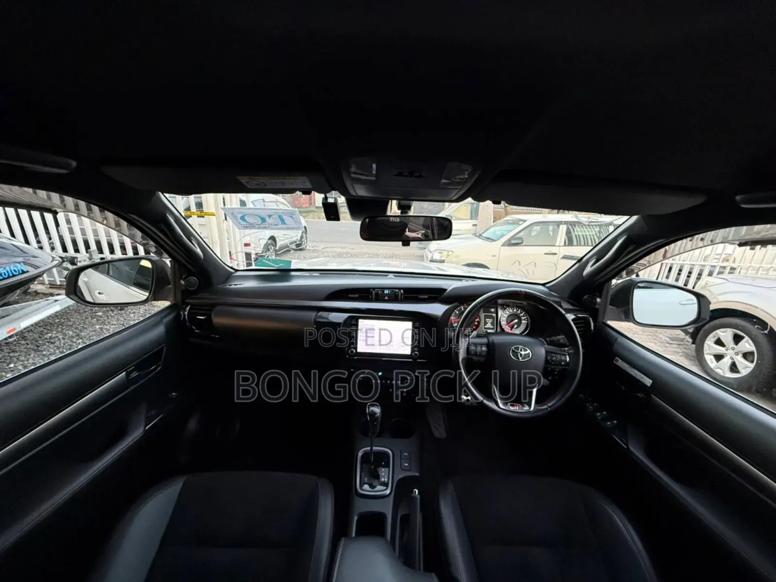 Toyota Hilux 2023 White