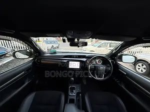 Toyota Hilux 2023 White