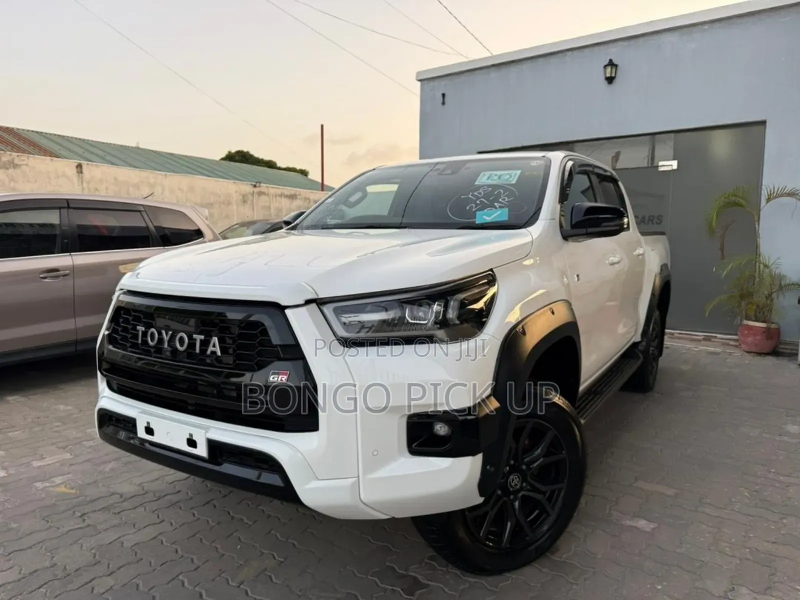 Toyota Hilux 2023 White