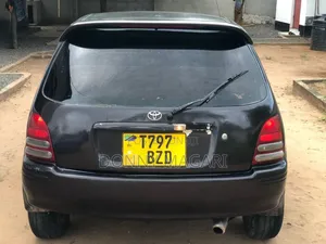 Toyota Starlet 2000 Black