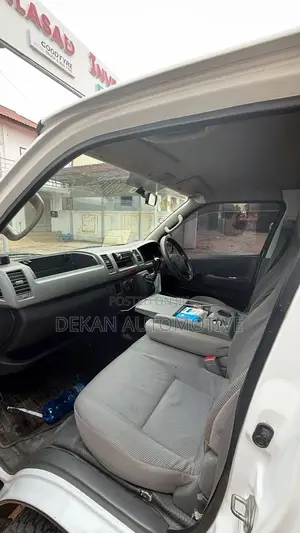 Toyota Quantum 2010 White