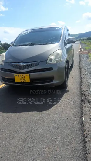 Toyota Ractis 1.3 FWD 2008 Beige