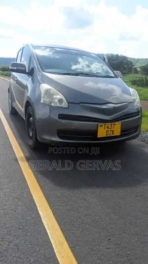 Toyota Ractis 1.3 FWD 2008 Beige