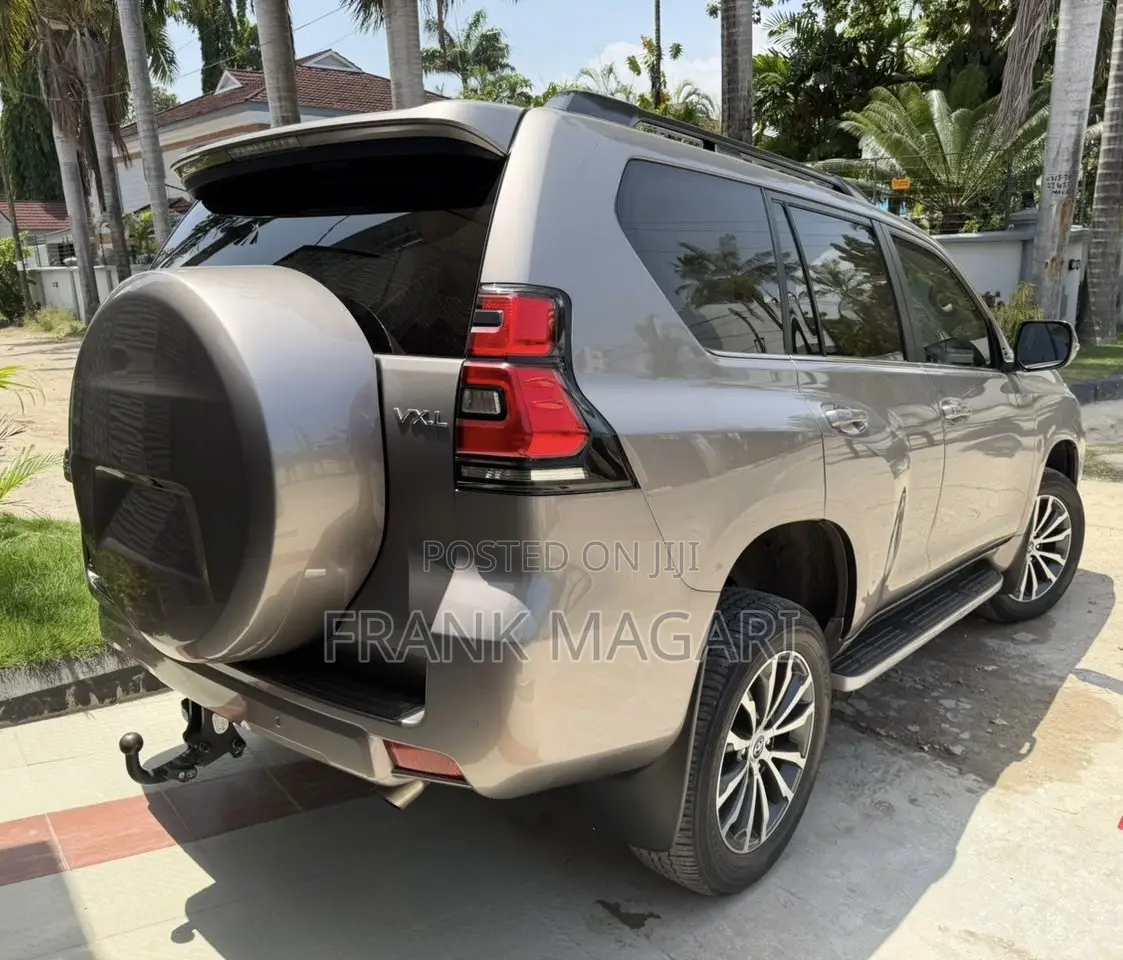 Toyota Land Cruiser Prado 2023 Gray