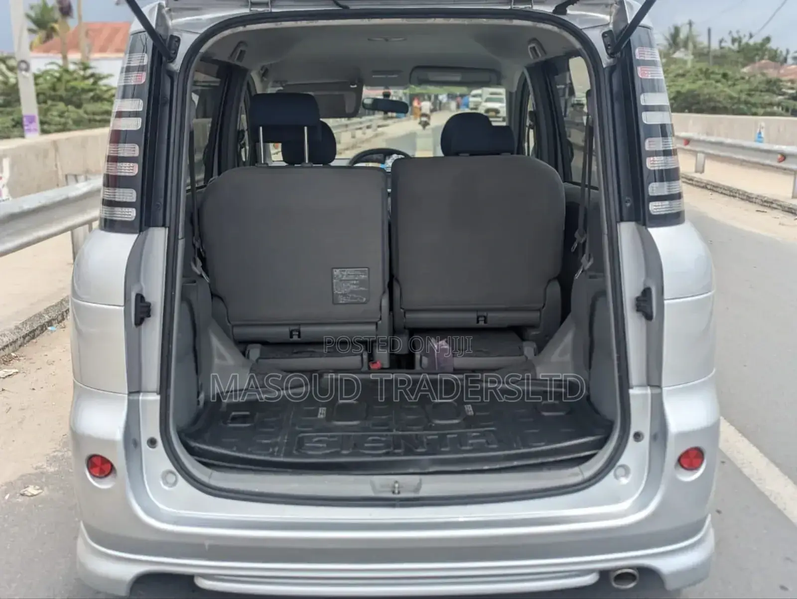 Toyota Sienta 2005 Silver