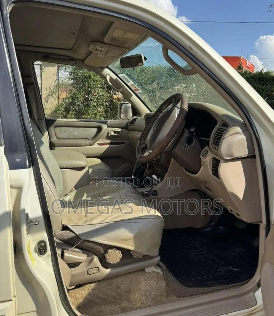 Toyota Land Cruiser 1999 White