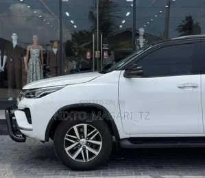 Toyota Fortuner 2022 White