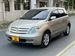 Toyota IST 2005 Gold