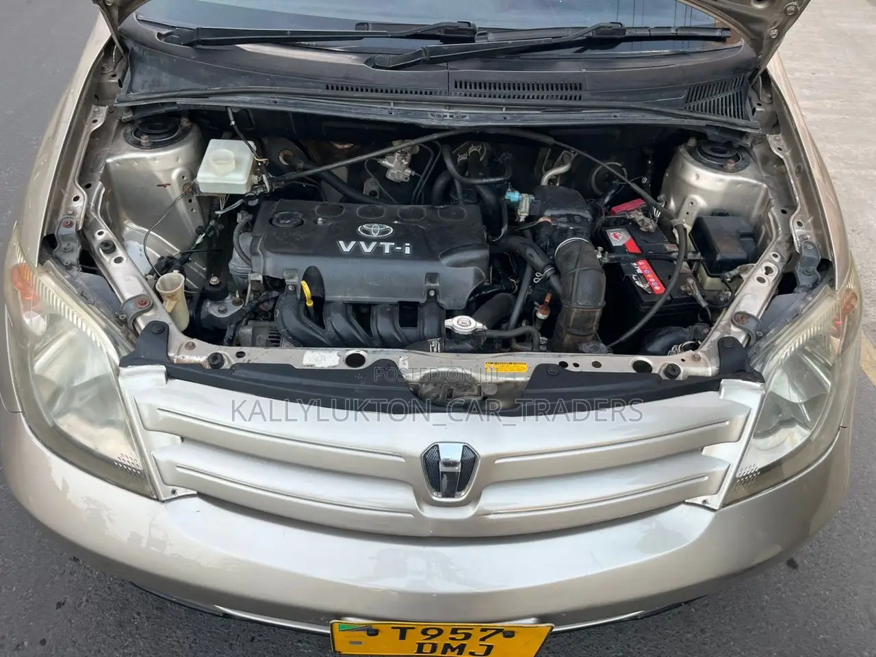 Toyota IST 2005 Gold