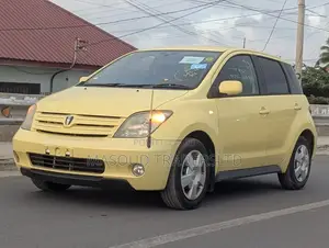Toyota IST 2003 Yellow