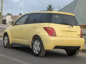 Toyota IST 2003 Yellow