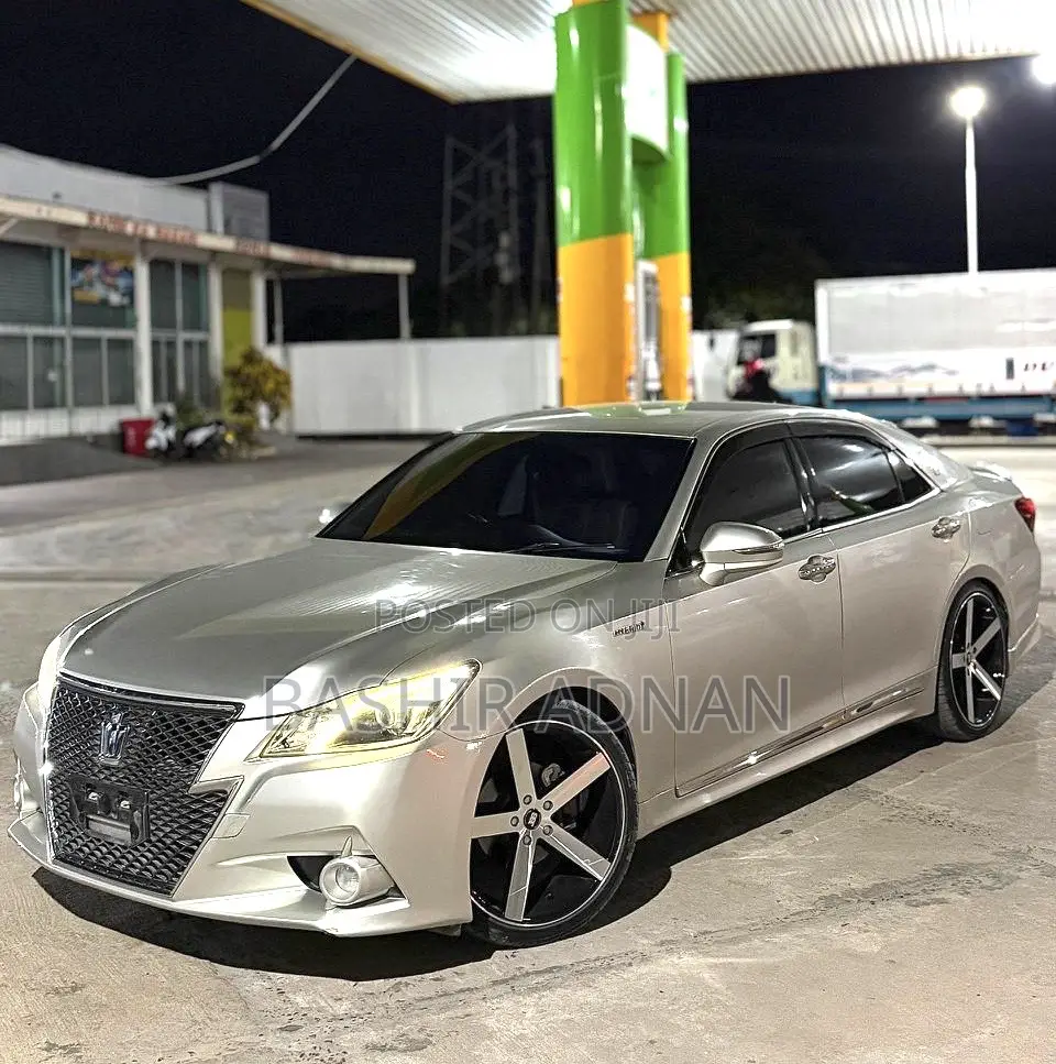 Toyota Crown 2014 Gold
