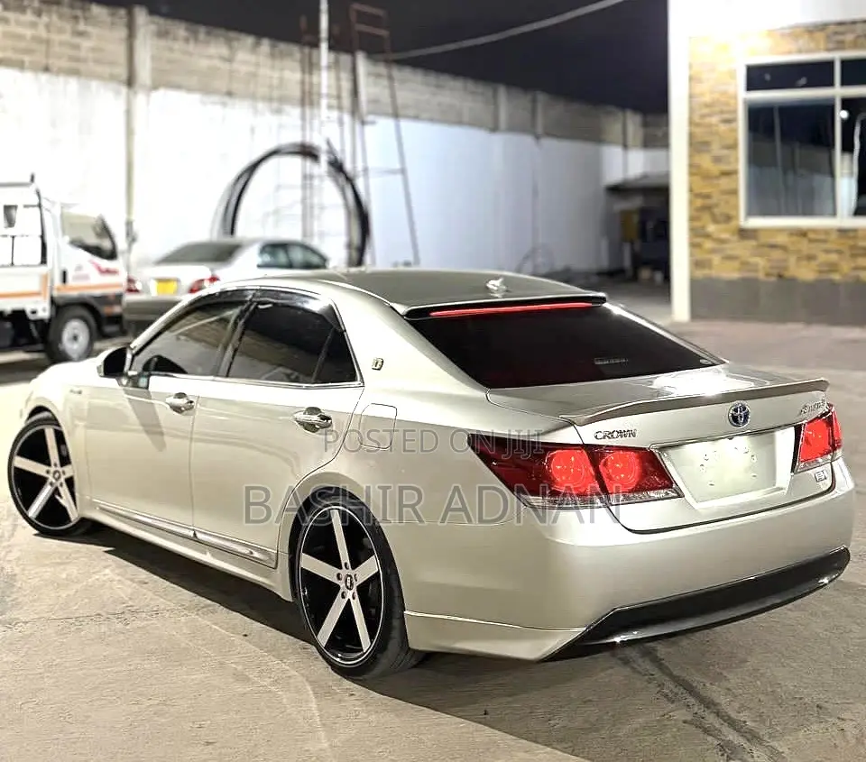 Toyota Crown 2014 Gold