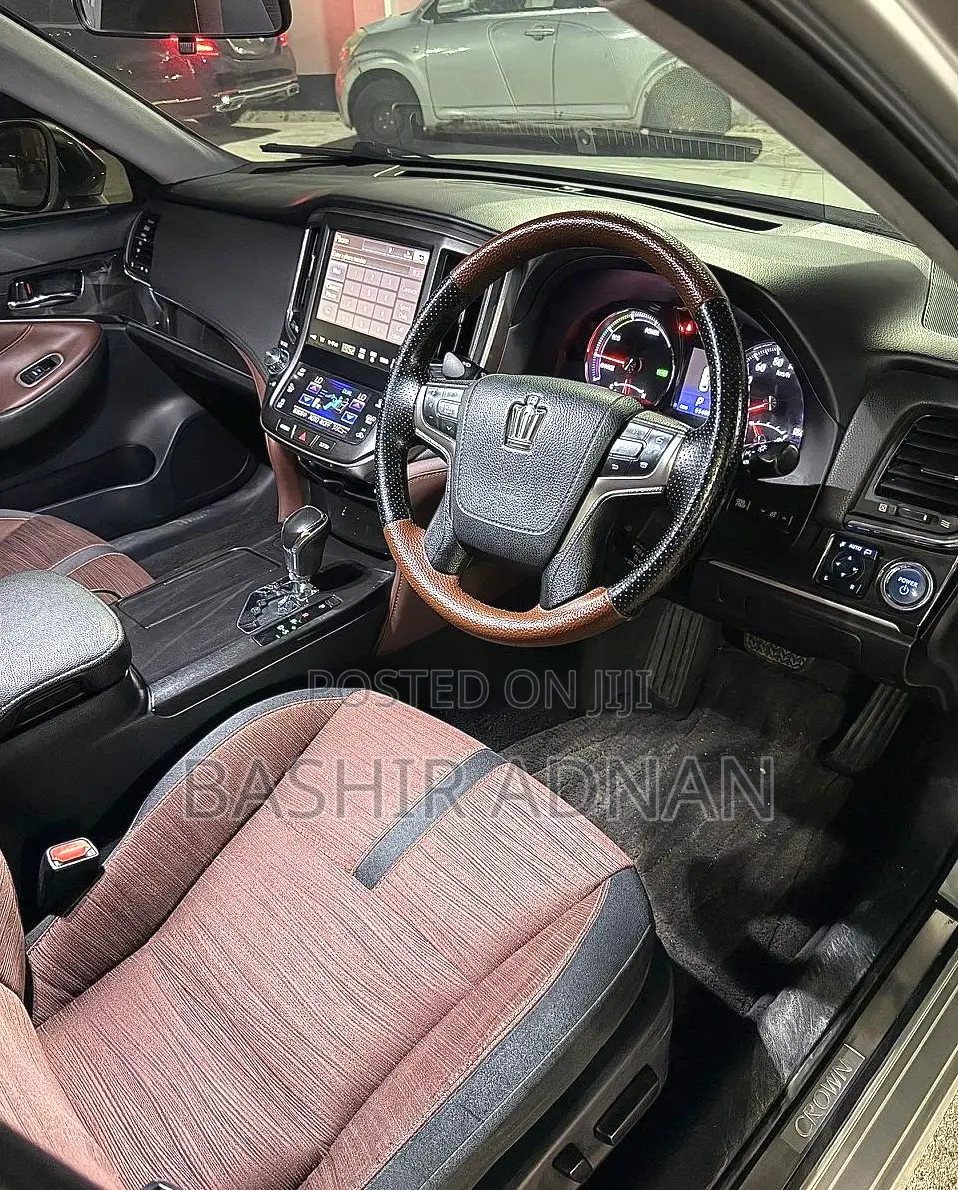 Toyota Crown 2014 Gold