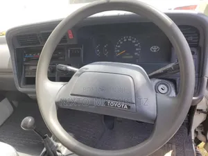 Toyota HiAce 2002 White