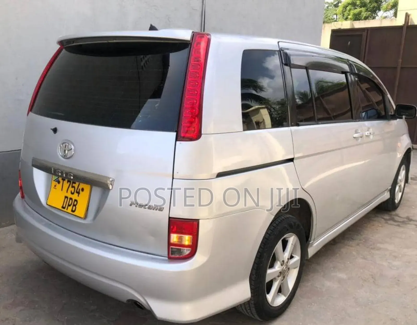Toyota ISIS 2006 Silver