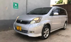 Toyota ISIS 2006 Silver