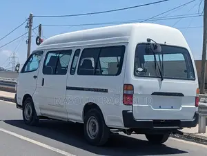 Toyota HiAce 2000 White